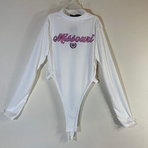 NWT. Boohoo Graphic Extreme High Leg Strappy Detail White Bodysuit Size-4.